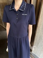 上新 套装 Miumi* 缪缪 绣花领短袖Polo衫半裙套装 字母绣花装饰 休闲款～ 颜色：杏色 蓝色 码数：Sml S码推荐： 80~100 M码推荐：100