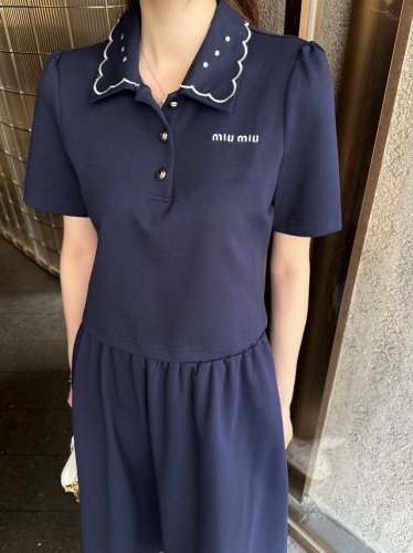 上新 套装 Miumi* 缪缪 绣花领短袖Polo衫半裙套装 字母绣花装饰 休闲款～ 颜色：杏色 蓝色 码数：Sml S码推荐： 80~100 M码推荐：100
