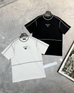 prad*普拉-达2025S新款标识纯棉T恤.男女同款简约风系列！黑白撞色线条设计.胸口精致三角皮标搭配刺绣工艺.整理身形立体裁剪.采用280克纯棉面料.舒适透