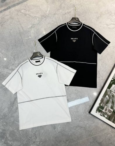 prad*普拉-达2025S新款标识纯棉T恤.男女同款简约风系列！黑白撞色线条设计.胸口精致三角皮标搭配刺绣工艺.整理身形立体裁剪.采用280克纯棉面料.舒适透