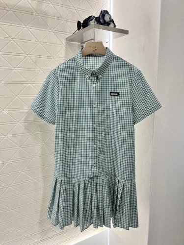 miumi*2025新品上架 短袖百褶连衣裙 定制Yb进口棉府绸材质 质感光泽 垂顺舒适 钮扣开襟连衣裙版型 整体宽松舒适可调节 开发 对色对格草绿色系格纹 清