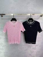 chane*2025春夏最新系列！圆领修身针织短袖！定制针织材质 细腻肌理 柔软舒适 圆领针织短袖裁剪 通体利用钩针肌理交织 勾勒出坑条纹理图案 凸显穿搭高级感