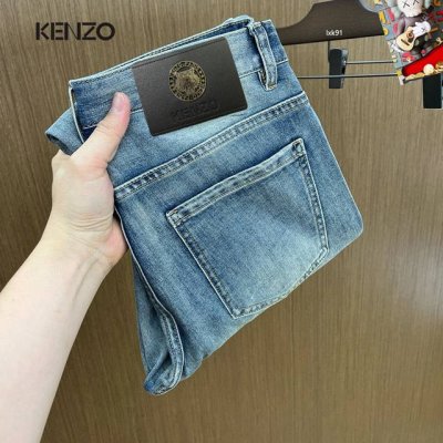 kenzo 25S春夏男士休闲牛仔裤.......棉质牛仔面料打造 质地柔软又不失筋骨，手感干爽有韧性 经典的标志性品牌徽标，灵魂般的点缀 各项指标皆为上品，自