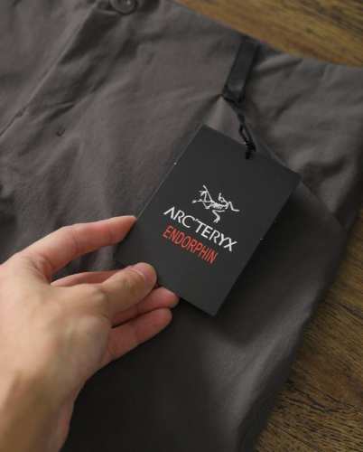 arcteryx-始祖鸟户外防水休闲裤冲锋裤 来自一款好的冲锋裤 选用科技复合面料表面质地滑溜 品质非常好，防刮耐撕裂，具备超强的防风性能，此款立体裁剪，更加贴