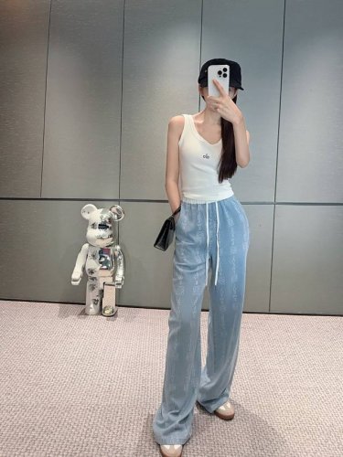新品上新 Loew* 罗意威 字母印花牛仔裤 高级定制 新款发售罗意威25Ss新款牛仔裤 订制高品质面料质感超赞！多次洗水工艺 撞色尽显高级感 视觉盛宴 上身轻