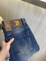 LV路易威登 2025新品男士牛仔裤 面料舒适弹性好。独家发售 时尚优雅 重工艺设计。采用原色酵母水洗工艺 精选进口重磅丹宁牛仔面料 配定制五金装饰 真皮皮牌