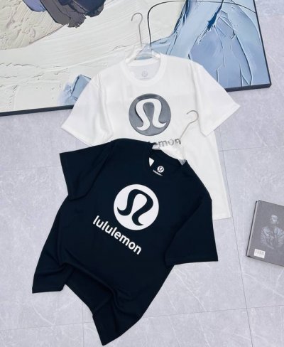 Lululemon 露露 经典Logo短袖T恤，风格简单大方，特具吸引力！版型不挑人，可盐可甜 基础搭配谁穿都好看！版型整体宽松舒适，很Nice 时髦白搭～ 品