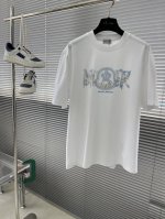 mon 2025夏季最新款，时尚休闲圆领短袖T恤，上身很有特点！吸睛而有亮点，进口原版面料，顶级刺绣工艺字母图案装饰Logo，简单而不失时尚，经典大气，舒适透气