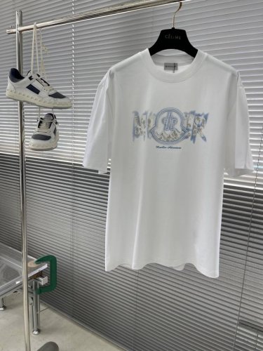 mon 2025夏季最新款，时尚休闲圆领短袖T恤，上身很有特点！吸睛而有亮点，进口原版面料，顶级刺绣工艺字母图案装饰Logo，简单而不失时尚，经典大气，舒适透气