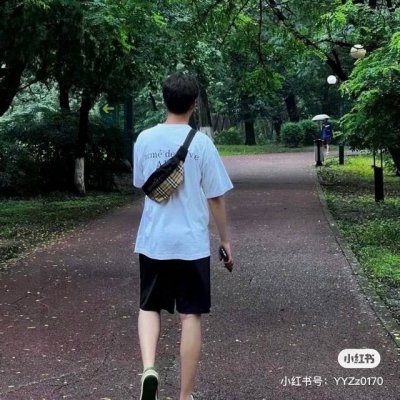 burberry巴宝莉格纹腰包 别拿腰包不当个正经包，风水轮流转。简直就是搭配利器，潮流感十足，时尚男女必备！这只被分类在男包区，但女生背也完全没问题。 非常休