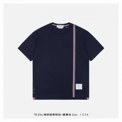 thom Browne 25Ss 胸前缎带短袖-藏青色 采用定制平纹面料纯棉定制面料 生产采用进口缝纫设备缝制 针距细密 走线整齐 男女同款 size 1 2