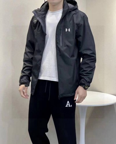 上新 Ua安德玛春季秋季经典款户外软壳冲锋衣夹克外套内里薄绒 防风保暖！连帽设计帽子可拆卸 尺码:M,L,Xl,2Xl,3Xl,4Xl 颜色:黑色,深灰, 最新