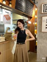 Coach 蔻驰C字女士腰带 这款皮带以其简约的设计和百搭的特性，成为了时尚达人们的新宠 无论是正式场合还是休闲时光，它都能轻松驾驭，让你的穿搭更加有层次 2.