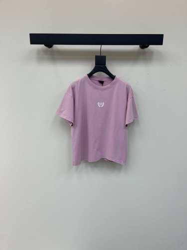 balenciag*2025新品上架 不规则刺绣 定制Yb原生全棉材质 透气舒适 质感十足 不规则T恤裁剪 凸显品牌格调 采用克重纯棉制成 略带有弹力 呈现显瘦