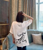上新！ 始祖鸟 Arc'teryx后背粉红大Logo情侣款短袖T！宽松版型！ 采用顶级230克凯迪纯棉爽滑面料！无敌质感！ 高端面料无任何缺点！ 肩部过肩领条领