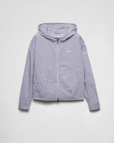 prada 25春夏新款条纹连帽衬衣 配套松紧腰半裙一套学院风拉满经典三角徽标专柜热门款！衬衣Sml 半裙Sml