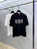 christian Dior*迪奥 2025Fw春夏新品圆领打底外穿T恤，立体感Logo常规半袖纯棉打底T恤，棉，手感面糯有骨感，柔而有韧性。工艺处理，韧性和抗