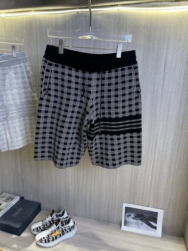 Tb汤姆布朗 Thom Browne2025Ss新款针织短裤，定制面料采用威化布织法，提花针织工艺，版型紧致立体，4杠拼接，定制裤绳五金质感强，顺滑，上身舒适透