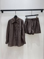 强烈推荐 Lv*2025春夏新款休闲套装 满印口袋衬衫搭配松紧腰短裤 若隐若现时尚小心机 可A可乖的风格 版型属于谁都好驾驭的 日常通勤穿什么的都是很Ok的 满
