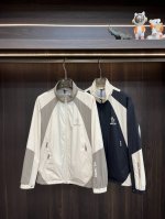 主推 Moncler 2025Ss早春新款发布蒙口连帽夹克外套，春款外套！穿上就是舒适自在又显瘦的存在，慵懒而随性，结合干净简单的色系就特别耐看，适合日常穿着~