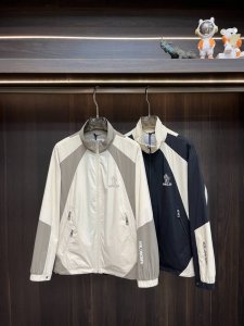 主推 Moncler 2025Ss早春新款发布蒙口连帽夹克外套，春款外套！穿上就是舒适自在又显瘦的存在，慵懒而随性，结合干净简单的色系就特别耐看，适合日常穿着~