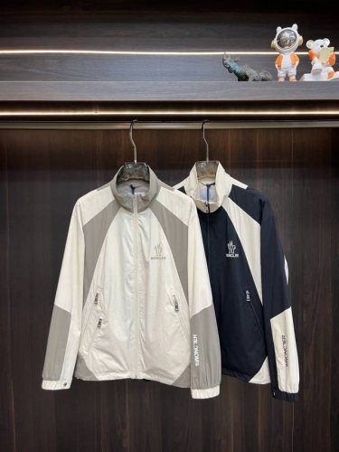 主推 Moncler 2025Ss早春新款发布蒙口连帽夹克外套，春款外套！穿上就是舒适自在又显瘦的存在，慵懒而随性，结合干净简单的色系就特别耐看，适合日常穿着~