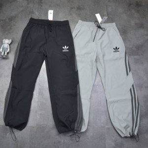 Adidas 阿迪达斯 经典三条杠直筒薄款春夏情侣款运动卫裤休闲裤长裤 -颜色：黑色 灰色 阿迪每年都会推出经典畅销款，这款最新系列梭织裤子可以说最好看了，裤型