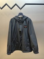 P430 Fendi 双面穿防风夹克衫 选用100%涤纶和100%锦纶制成的黑色高科技布料，通过先进的纺织技术，使其轻盈但坚韧，经过特殊处理之后使其具备防水、防