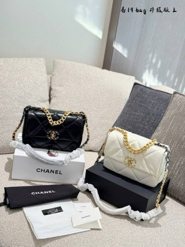 最近超爱的Chanel 19 Bag小号0 这款包真的是集随性、慵懒、精致于一身，能够轻松搭配各种风格的衣服，让你在不同场合都成为焦点的一件时尚单品 尺寸: 1