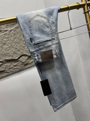 巴宝*利 2025早春男士丹宁阔腿牛仔裤！ 客供高级进口的丹宁原色面料，S特选日本冈山纯正13Oz 盎司牛仔布料，重磅环保植物酵素水洗工艺，G肌理有着淡淡的色彩