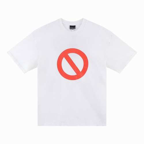 专柜版本巴黎世家Bfrnd X Balenciaga走秀款.白色270克.350克罗纹领口.进口环保印花.前幅竖列印花.后幅龟裂桨.超宽松版.洗水黑色，白色 男