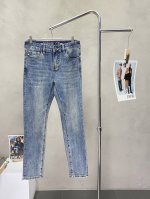 Moncler蒙口独家专供新款休闲牛仔裤高端版本！专柜定制面料 透气舒适度高，细节无可挑剔，品牌元素设计理念，体现高品质。手感细腻柔软！呈现休闲裁剪，上身版型超