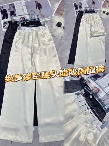 超爆时尚新宠儿 绝美镂空腰头醋酸阔腿裤。丝滑醋酸面料，闪耀着低调光泽，尽显高级质感。别致的镂空腰头设计，以精致蕾丝勾勒，为整体增添了几分浪漫与柔美。宽松的阔腿版