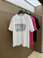 Mm6 独家首发 2025早春最新品，专柜同步有售，原单狠货，时尚休闲圆领短袖T恤，上身舒适！吸睛而有亮点，采用进口原版面料，顶级印花刺绣工艺字母图案Logo，