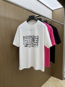 Mm6 独家首发 2025早春最新品，专柜同步有售，原单狠货，时尚休闲圆领短袖T恤，上身舒适！吸睛而有亮点，采用进口原版面料，顶级印花刺绣工艺字母图案Logo，
