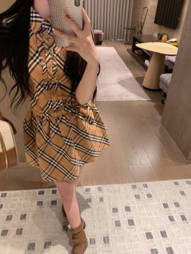 上新 Burberr* 巴宝莉 经典订制纯棉格子显瘦背心连衣裙～～ 高级感满满的一条裙子 上身超级显瘦！！ 颜色：卡其 码数：Sml见尾图