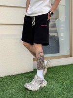 巴黎世家 三标齐全 2025夏季新款男士休闲短裤，高级定制面料透气面料 透气弹力舒适度极高，细节无可挑剔，顶级辅料配备，原版Logo设计理念，手感细腻柔软！上身