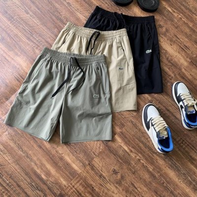 Lacoste 法国鳄鱼 经典小鳄鱼刺绣松紧腰速干弹力休闲运动短裤男女情侣款. 今天的这款短裤非常百搭 不是那种很垮的裤型 无痕压胶裤脚做工方便轻奢 给人一种轻