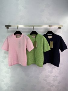 Gucc* 2025春夏新款系列！Gg提花针织短袖！定制进口针织材质 质感舒适 经典隽永之作 互扣式双G提花Logo突显出品牌时尚魅力 展现个性风采的时尚单品！