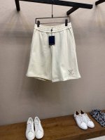 lv路易家 本款短裤采用细腻棉质混纺针织塑造宽松廓形，令左侧品牌标识幻彩莱茵石标识映现莹泽虹彩，再以柔软罗纹腰部传递优雅格调。可轻松融入休闲造型，亦可与同款 T