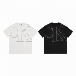 款M352 Ck ck大标印花圆领短袖 calvin Klein专柜同步T 面料采用32支双纱260高克重纯棉面料 进口机器白墨直喷印工艺 满满的高级质感 穿起