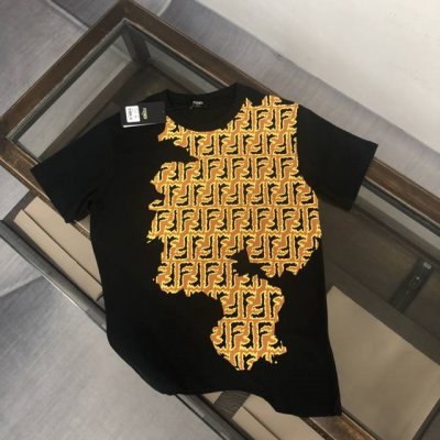 Fen*Di 芬迪 新款上市 专柜系列纯棉T恤！260克定制棉，面料柔软舒适，全新设计灵感，极具时尚代表性！衣身满印品牌双F字母Logo设计！手感舒适透气！极为