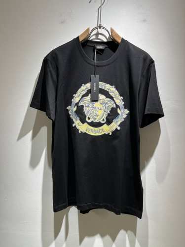 versa*E 范*哲2025春夏新款男女同款情侣短袖T恤，潮流轻奢新品登场 原单复刻产物 高端品质 市场最高版本 米兰时装设计师款 先睹为快，独家现货发售；客