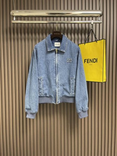 Miumiu贴布刺绣牛仔外套，纯棉斜纹丹宁质地较为厚实，布料硬挺，纹路清晰，经过适当的处理，可以防皱防缩防变形。丹宁染色的色牢度较好，颜色不易褪色，可以保持衣物