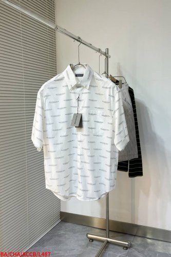 L487 Ba Balenciaga 2025Fw 秀款满印Logo弹幕短袖衬衫，面料采用定织与原版手感一致，高质感纯棉面料！巴黎世家经典Logo大集合 印花环