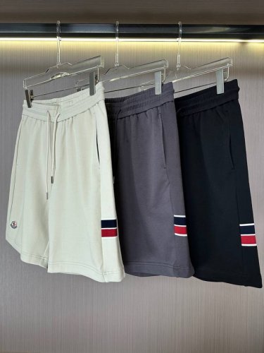 moncler 爆款短裤来袭！蒙口Moncler标志性的侧面红蓝织带，今年最新安克拉红与深蓝色结合。一眼就认出的品牌魅力，独特又吸睛，走在街上回头率超高。而且这