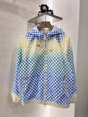 P360Louis Vuitto*2025新品上架 渐变连帽冲锋夹克外套 定制Yb进口冲锋尼龙材质 透气舒适 质感十足 连帽抽绳夹克外套版型 大身通体以清爽蓝绿