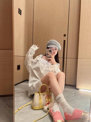 上新 Iro 迪奥 减龄一字肩衬衫～ 减龄少女单品 经典又有型 各种都能完美驾驭～ 高级成衣做法 细节美到爆！ 精美又日常 轻松驾驭！ 质感棒棒哒 减龄时髦休闲