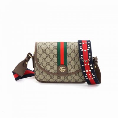 Gucci 古驰红绿织带双G斜挎包 小号 米色 乌木色 722117 Ophidia系列通过别具一格的全新方式焕新演绎。金属孔眼和铆钉设计令典藏款型呈现别具一格