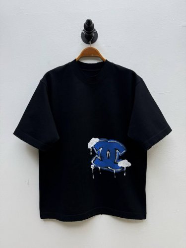 cha 手绘夏天的蓝色圆领T恤 代工厂p出品 春夏系列 450G重磅面料 单品以 天气叙事 为灵感主线 将品牌经典双C徽标融入动态的雨天场景 正面小巧的蓝色徽标